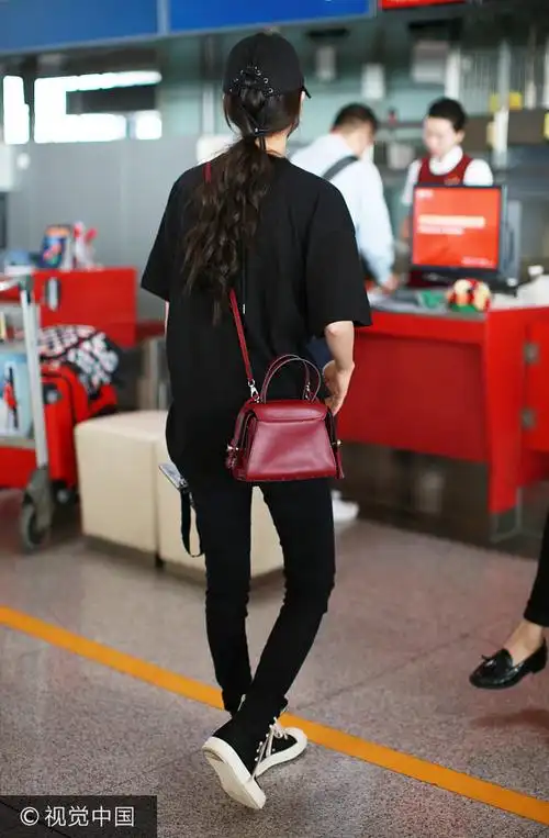 欧阳娜娜清早现身机场全黑look秀长腿 口罩遮面难掩疲惫