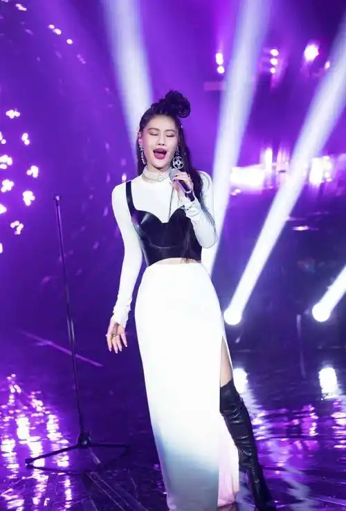 原创袁娅维真是肉感尤物穿亮片吊带连衣裙藏不住女人味太高级