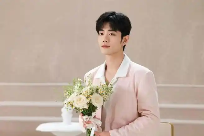 个人没有看到肖战在伊芙珑直播手捧洋甘菊花束的画面我都会伤心的好吗