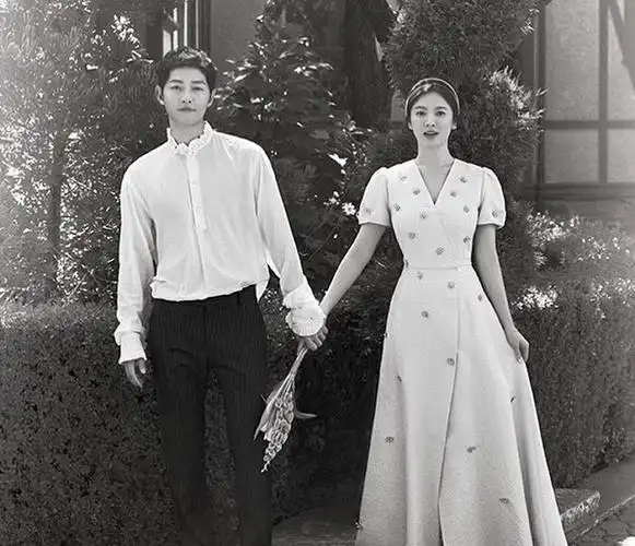 宋仲基宋慧乔婚纱照