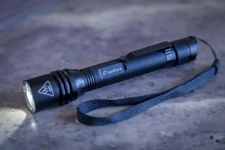 zanflare f2是用于桌面照明的漂亮手电筒.