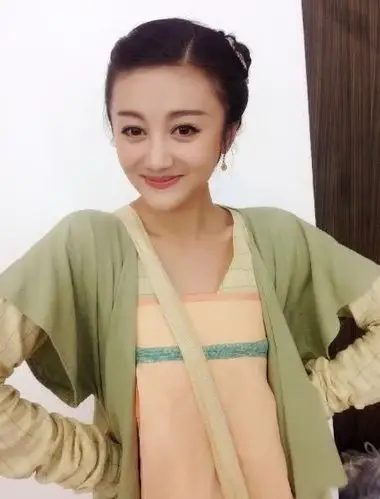 笑容甜美,演技自然的沈雨不仅在电视剧《花千骨》中演过媚儿,还在电视