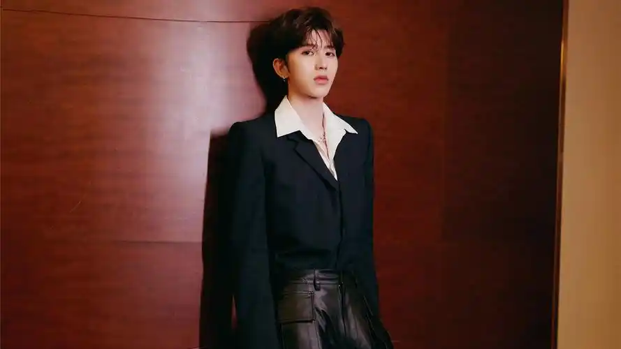 蔡徐坤时尚活动写真图片桌面壁纸