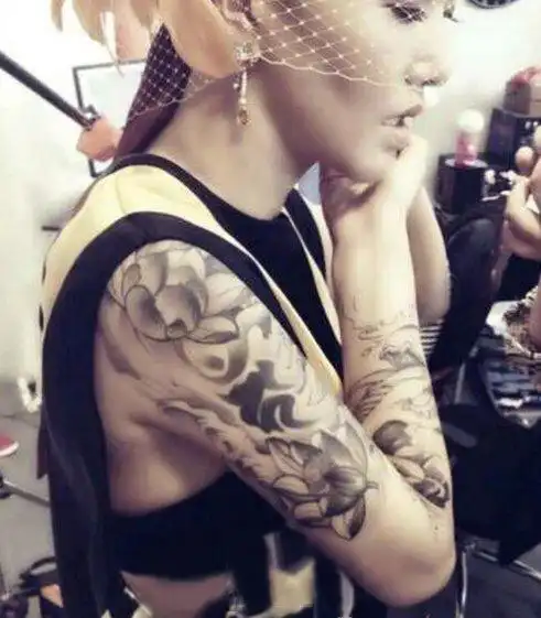 谭维维纹身花臂明星手臂上黑灰色的莲花纹身图片