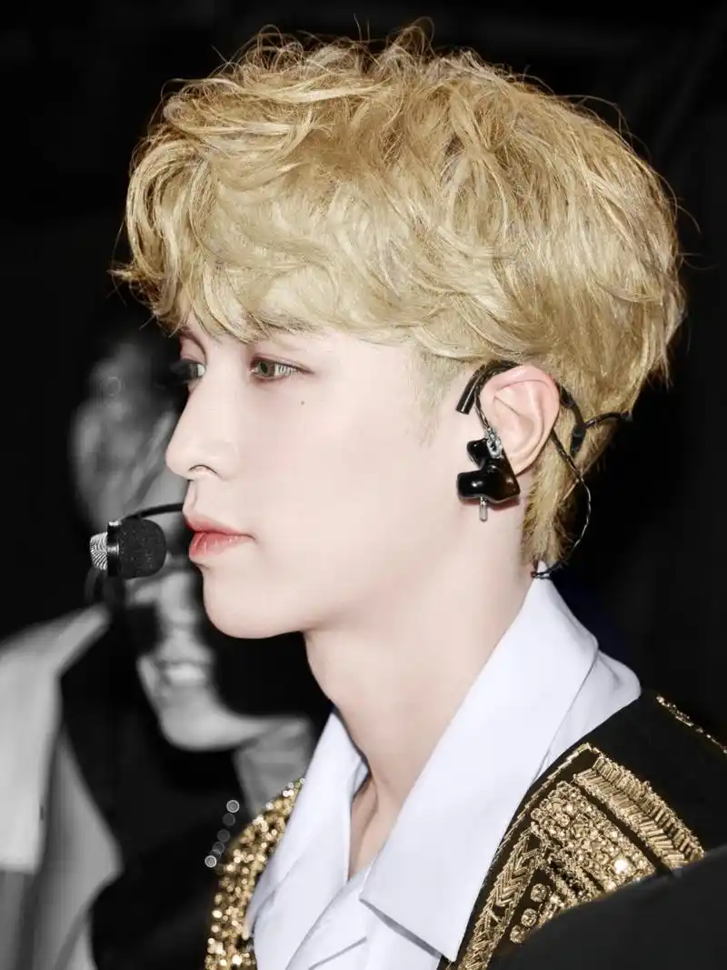 张艺兴,更强的激光小猫,爱豆就是要染发77美瞳,第一次直观的感受到