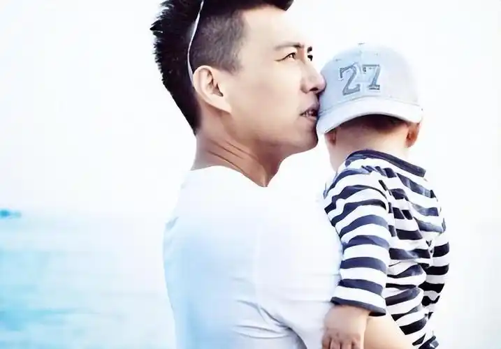 回顾演员靳东在父母离异的阴影下长大离过婚的女人更应该被爱