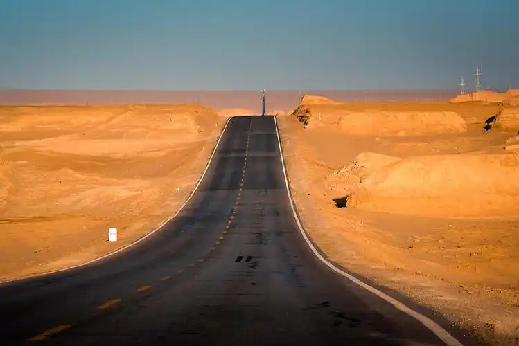 青海海西格尔木无人区的公路图片下载