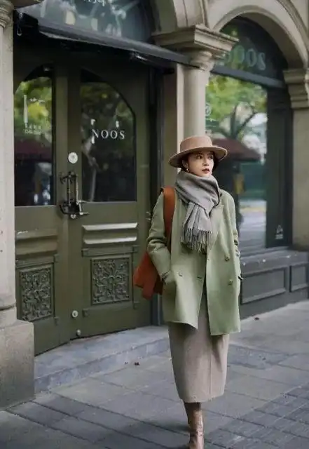 绿色大衣搭配灰色围巾轻松穿出高级感太时尚