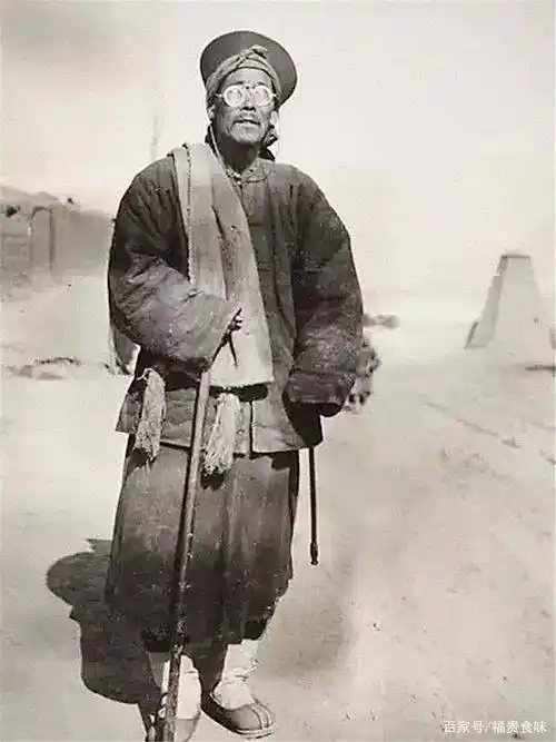 旧社会穷人真实老照片,衙役衣服破破烂烂,山里少年地里拾粪取暖_生活