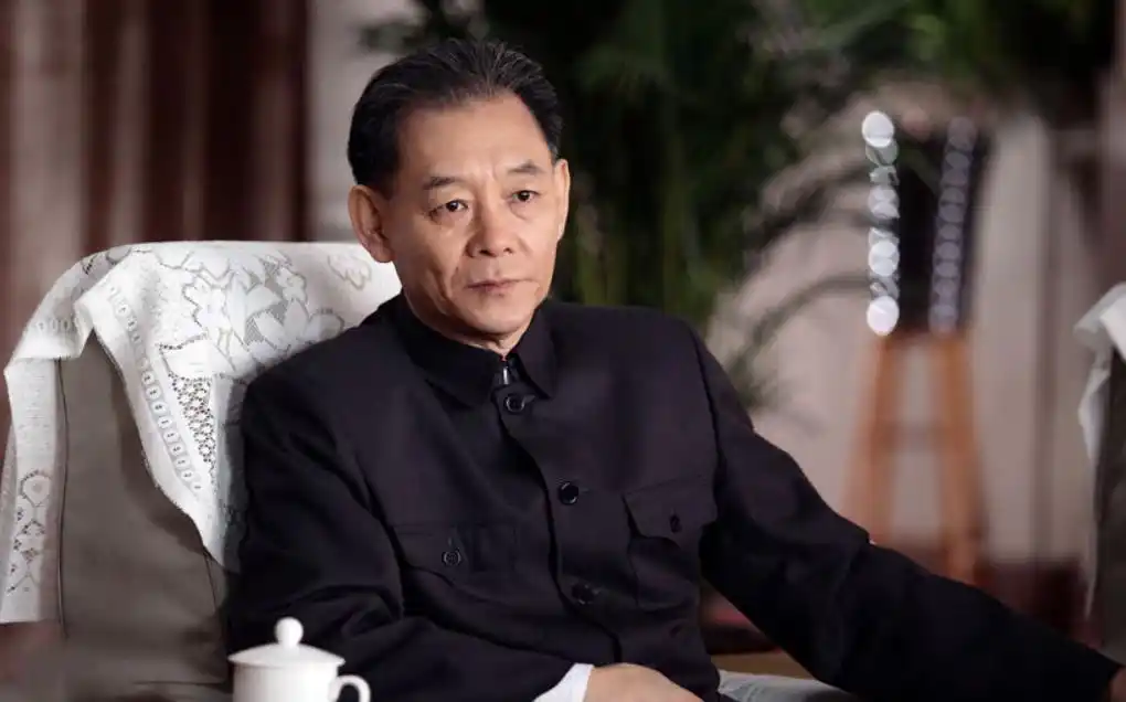 他是老戏骨,70岁还在拍戏,儿子是他的骄傲,直言:活到老演到老