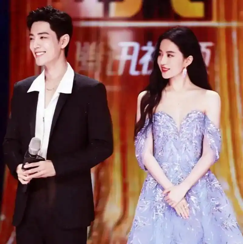 肖战和刘亦菲同台领奖,最爱的两位终于等到同框了,肖战穿和刘亦菲同