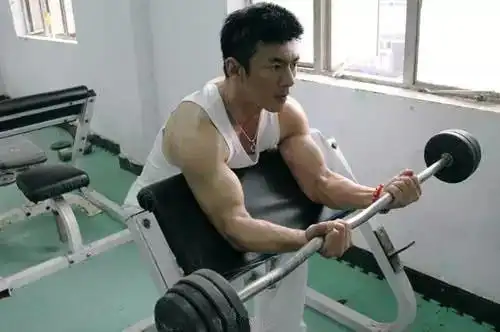 1970年出生的任天野,在荧屏上一直都保持硬汉的形象,是很多观众的梦中