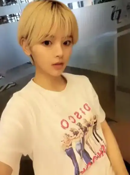 杨超越旧照曝光偏爱黄发嘟嘴卖萌短发更显帅气