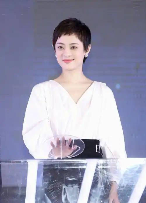 孙俪开始尝试留长发,简单的盘起头发,留着偏分刘海的她看起来比短发