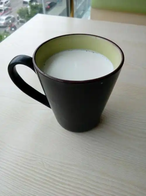 在寒冷的冬日,一杯热牛奶.