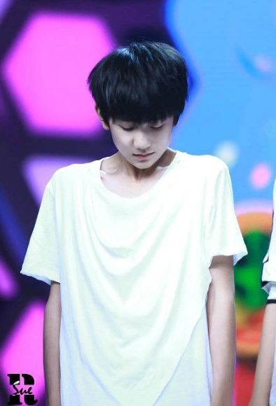 小汤圆王源刚出道时的旧照