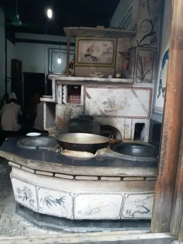 妈妈说这是她们小时候做饭的炉灶,说用柴火做的饭特别好吃,特别香