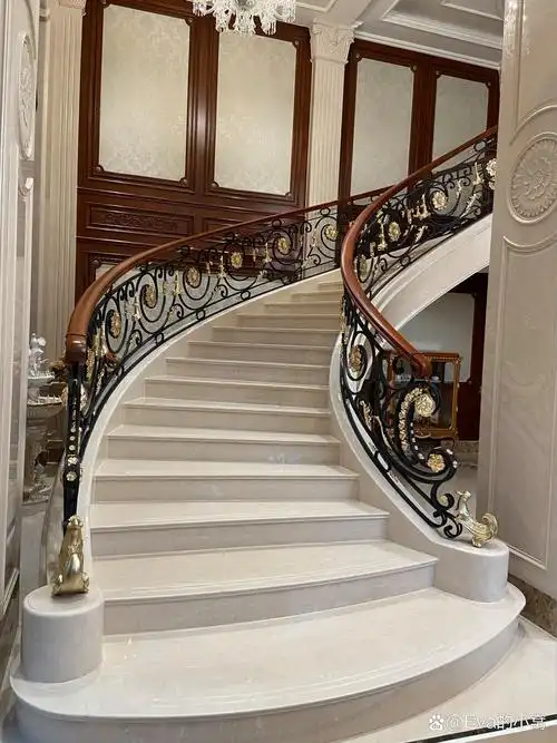 铁艺护栏铜花结合,演绎浪漫主义情怀的楼梯