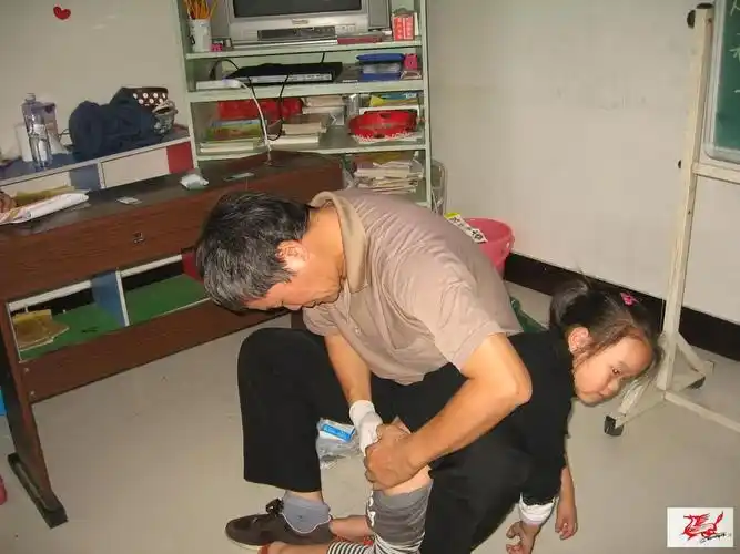 为2011年5月25日在厦门翔安区内厝中心幼儿园,给小朋友进行蛲虫