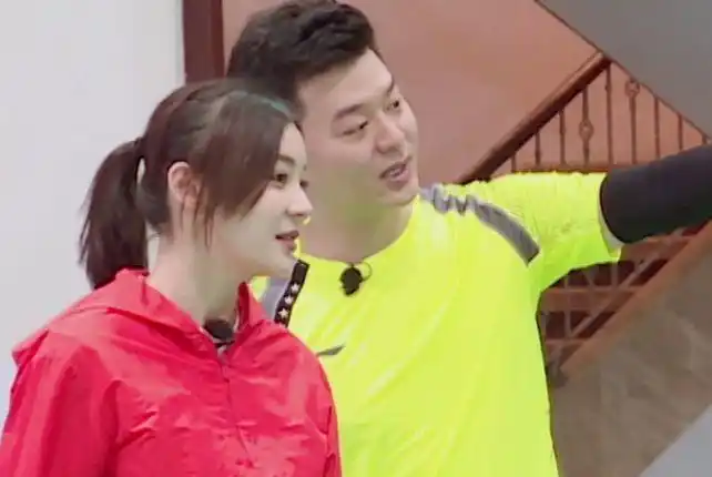 袁姗姗考证成功张戈拥抱送上祝福袁姗姗动作表明两人恋情无望