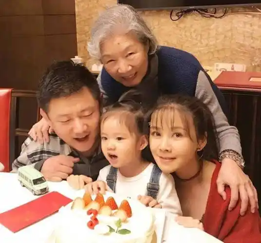 影后何琳一家低调出游,罕见老公帅气出镜,塞娅公主容颜多年不变_大学