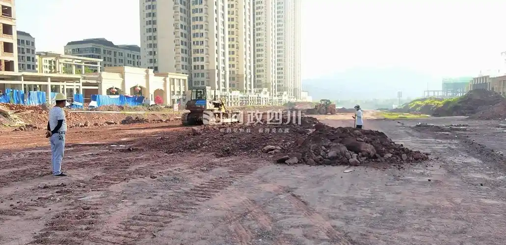 03天誉城到两路口的路修了半年了一点动静都没有