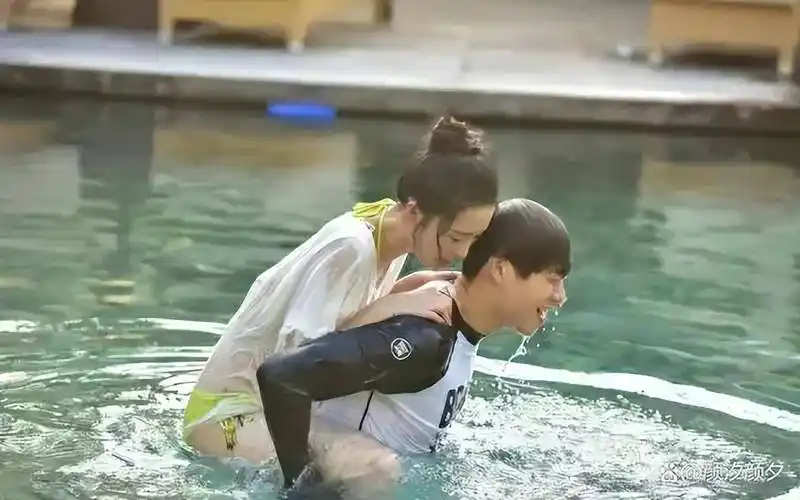 魏大勋扯的不是李沁的裙子,而是整个娱乐圈的丑陋,他们什么关系