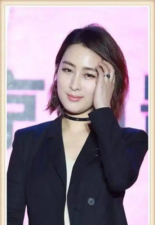 看惯了马苏长发飘飘的样子,如今剪了短发的她更显时髦干练,清淡的妆容