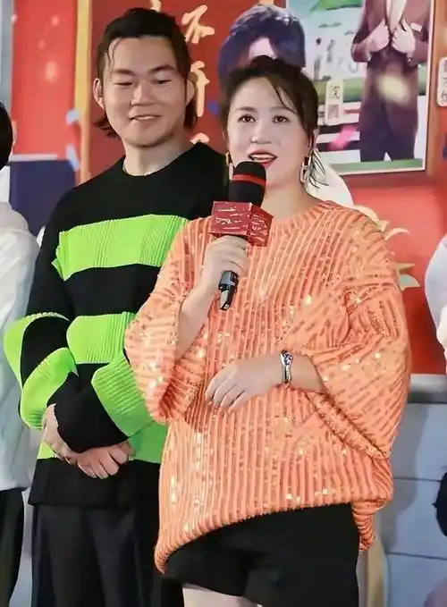 原创马丽与老公罕见同框穿亮片衫短裤像女王小11岁的他像跟班