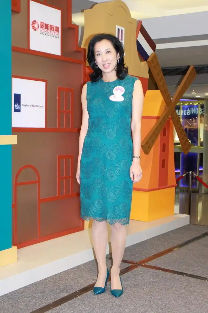 朱玲玲真是不老女神,身穿绿色包臀裙身材凹凸有致,减龄又洋气