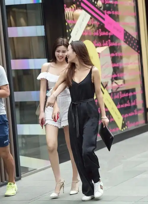 美女街拍:独特秀丽皮肤白皙,美腿很迷人!