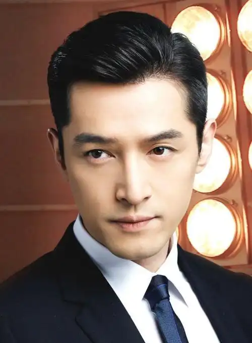 蔡徐坤采访被问:他和胡歌谁更帅?而他4字回答,网友:没情商!