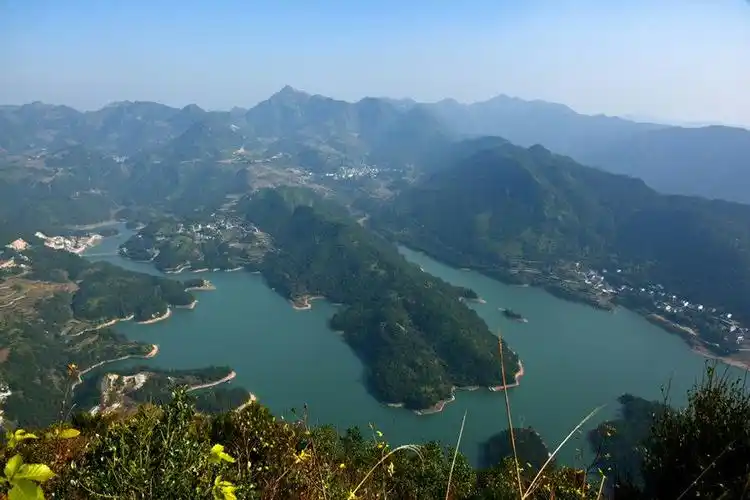 雁荡山 绝胜寰中名雁荡,东南海上一仙山.