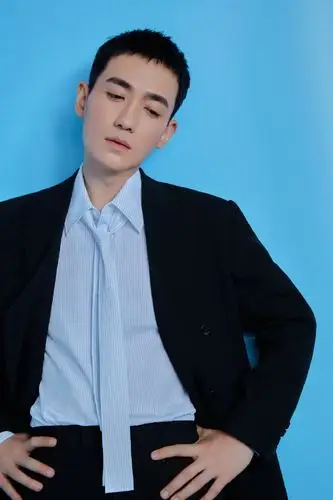 朱一龙lv春夏男装秀身穿黑色西装内搭蓝衬衫清新温柔的气息