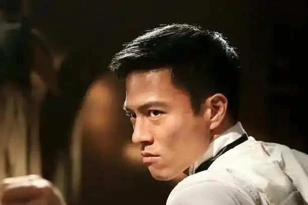 香港两位功夫男星相聚,大谈旧情,伍允龙更是深受创伤