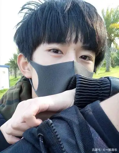 易烊千玺朋友请听好和平时素颜对比图,网友:很平凡近人?