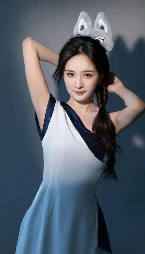 杨幂张小斐被拍到一起聚餐,两人是大学同学,但是各自都进圈很多年