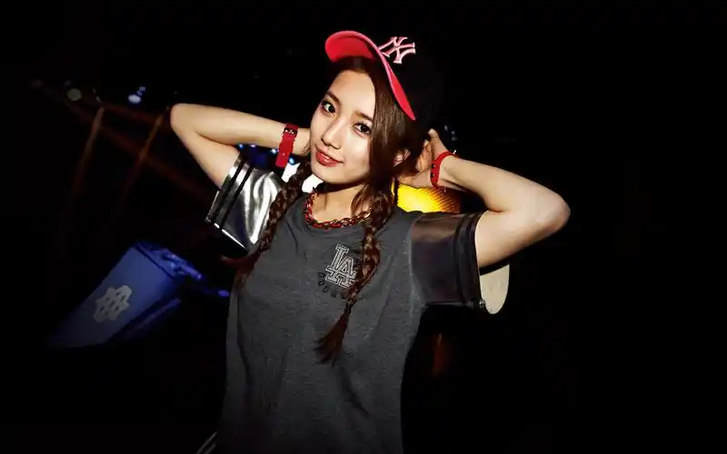 韩国美女裴秀智嘻哈时尚写真桌面壁纸