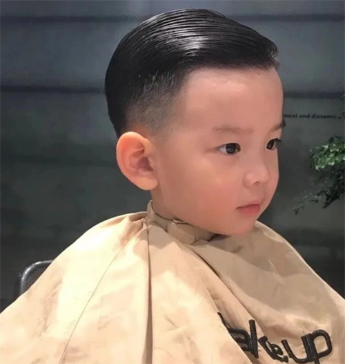 铲青发型可适用于各种发型风格,黑色油头发型衬得小男孩脸庞更稚气几