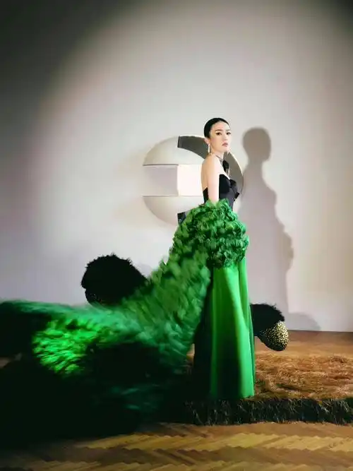 虞书欣,金晨敢露,于文文有惊喜,杨紫卷不动了吗_造型_活动_黑色