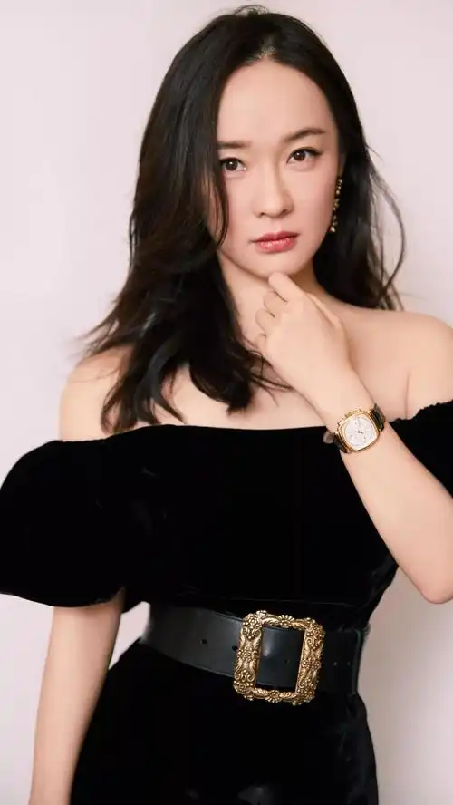 也很好地修饰了霍思燕的身材比例,拉长了整体搭配的线条感!