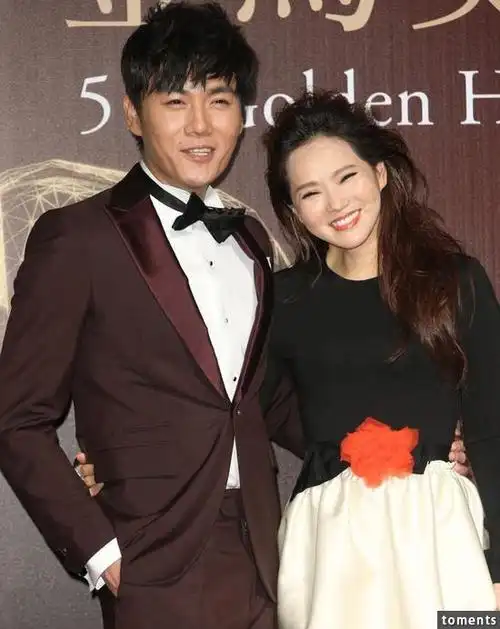 46岁伊能静惊传与小老公做人成功?微博自拍被网友看出端倪.