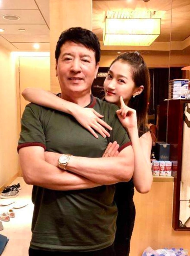 关晓彤陪妈妈买酒,又手插裤兜和朋友逛街,大长腿竟然输给了好友