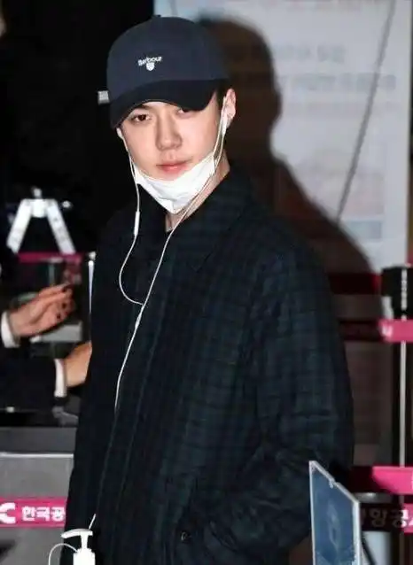 exo吴世勋纯素颜现身机场,网友表示:贵族勋胖了?_时尚_基本_帅哥