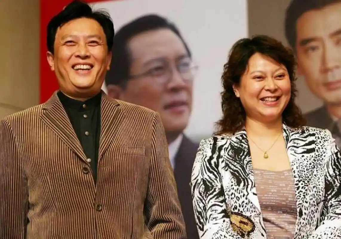 1990年的除夕夜,唐国强的妻子孙涛洗完澡来到化妆镜前,细细为自己梳妆