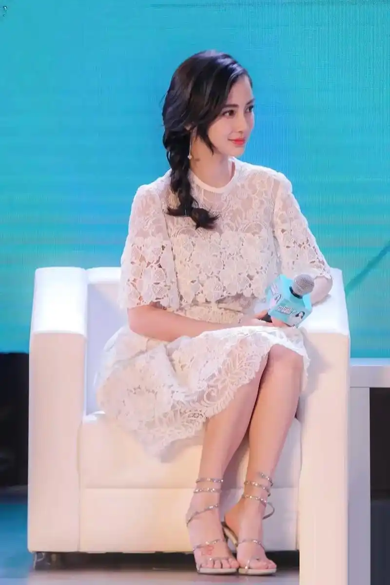 angelababy穿的这双高跟鞋太漂亮啦