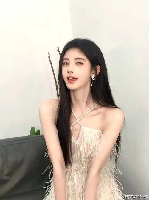 鞠婧祎清纯可人白毛衣尽显甜美魅力