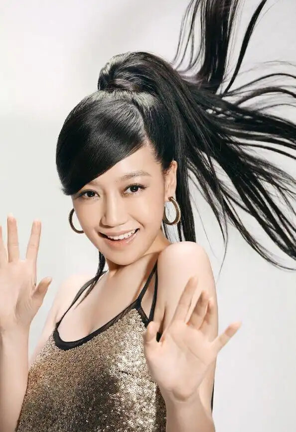 她在《粉红女郎》剧中饰演哈妹,你还记得那个憨直热情的女主吗