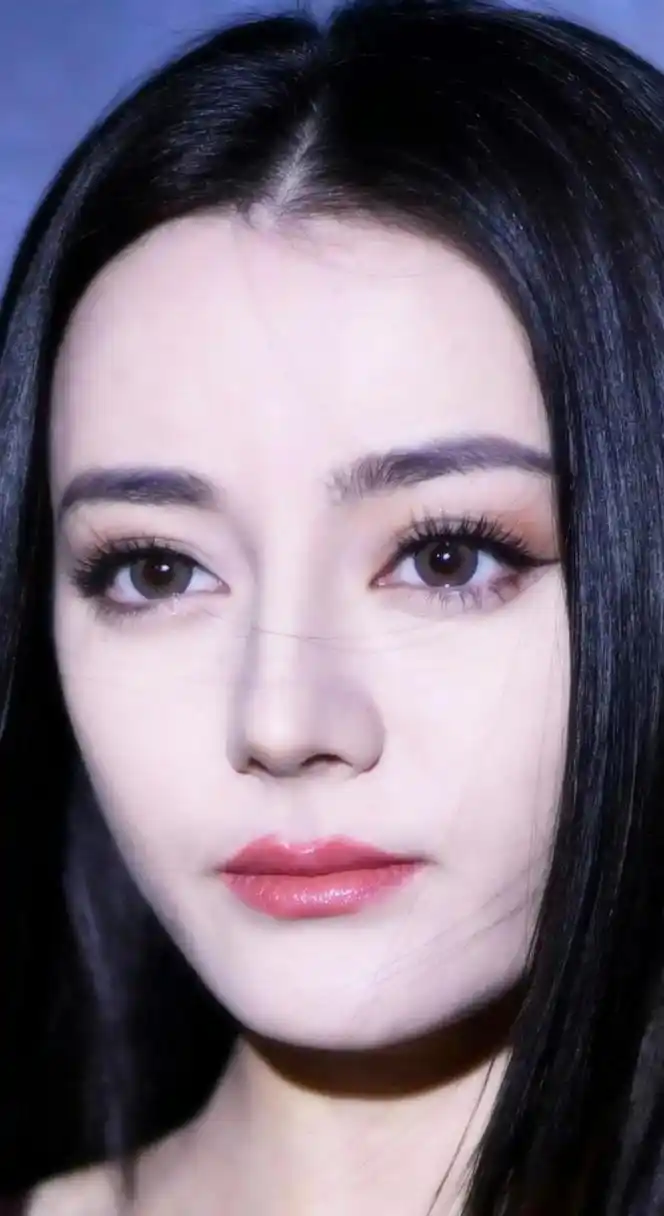 都说有些人真是天赐良机,迪丽热巴的脸是天生的明星吧?