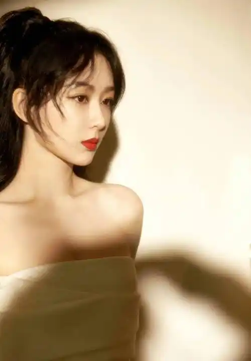 杨紫|白色抹胸裙,柔美而优雅 67_时尚_魅力_舞台